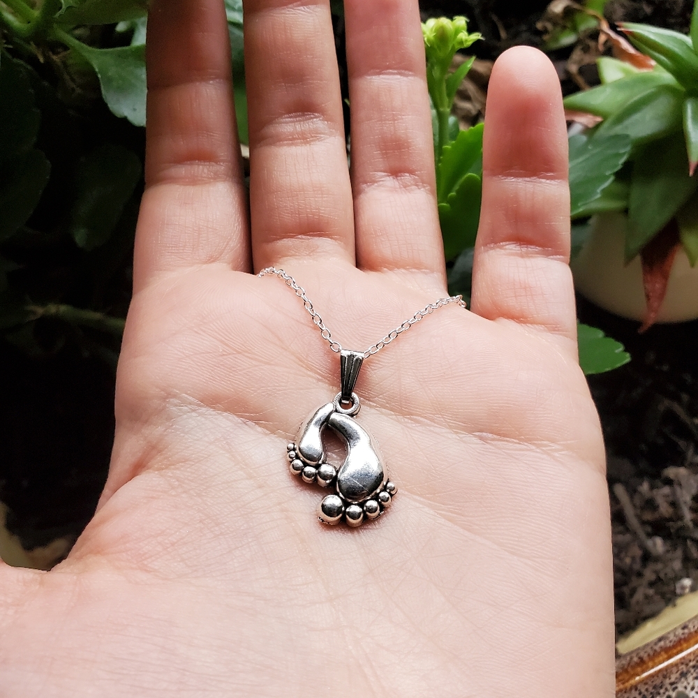 NWOT Little Feet Necklace - Picture 5 of 12